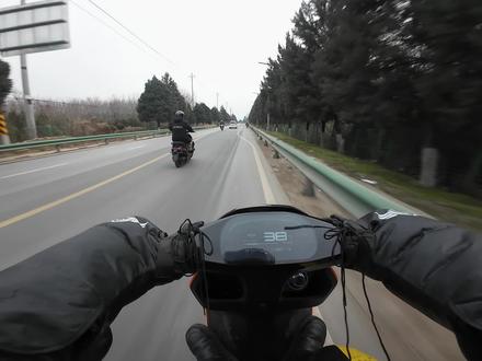 26款极核AE4SE+,能买新款买新款,跑个长途明显感觉整车提升较大。坐等发布。#极核电动 #极核AE4 #外卖电动车