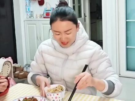 #vlogl日常生活 #创作者中心 #创作灵感 在江苏启东,靠着夫妻俩一万出头的工资,还着每个月3200的房贷,养着一个四年级的孩子,我们过着怎样的生活呢?下班路上花11块钱买了一块青鱼,15块钱买了8只虾,还买了一根2块钱的黄瓜、2块钱的胡萝卜,再加上家里妈妈给的菜,烧个汤,我每天坚持自己做饭,坚决不点外卖。总有人说我们过得太委屈。但我觉得,只要一家人拧成一股绳,慢慢的往好的方向拽,日子再难也有奔头,你们觉得对吗?#记录真实生活 #攒钱@DOU+小助手 @抖加🔥上热门🔥dou+🔥热点宝