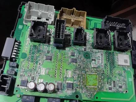 #抖音小助手 #电路板维修 #泡水车 老款名爵6更换车身模块匹配