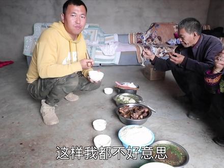 到彝族朋友家拜年,一起蹲着吃年饭,客人先吃,挺不好意思的