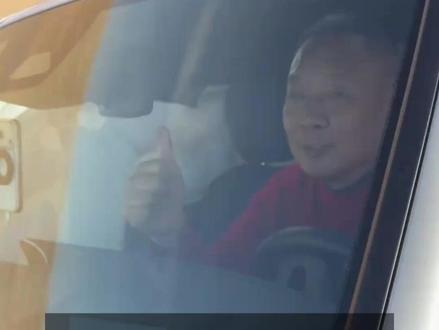 【#于东来越野翻车安全气囊弹出 】3月17日,于东来与妻子在乌兰布和越野时上坡车辆侧翻,安全气囊弹出。车友们集体救援,于东来与妻子并无大碍,下车后还和车辆合照留念。对此,你怎么看?#于东来带老婆越野遇车辆侧翻 #胖东来