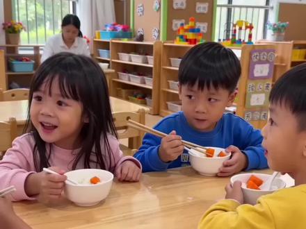 幼崽界心机小套路,笑不活了 幼儿园大型胡萝卜嫁祸现场,也太可爱了#幼儿园可爱日常 #人类幼崽到底有多可爱 #萌娃搞笑瞬间 #童年趣事 @DOU+小助手