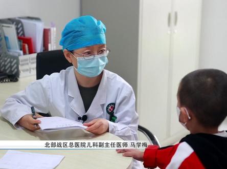 宝宝从第一颗牙萌出(6个月左右)就应该开始刷牙,不要以为乳牙会退掉就忽视,6-8岁前孩子手部力量不够,不容易刷净,家长最好检查后补刷一下,或者帮他刷牙#爱牙护牙