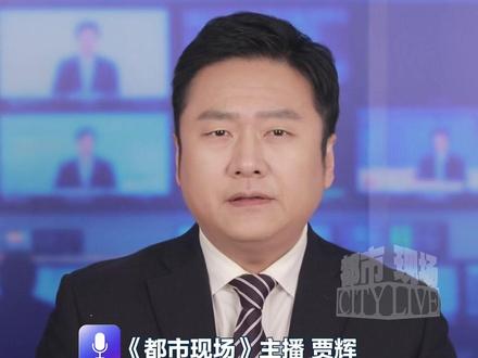 油价大涨后买衣服更贵了。网友:“中东大战 炸塌了服装行业的天”。涤纶一晚涨超20%。 冲锋衣90%以上是石油做的。防晒衣、速干衣、运动服、户外鞋等都将涨价。#油价大涨 #衣服 #更贵 #精选主播说