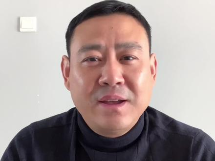 教你如何高情商的回复别人的夸奖 很多人面对别人的夸奖都会手足无措,无论是在职场还是在社交。甚至在朋友亲戚家庭生活中,遇到别人夸奖,有人觉得很害羞,有人觉得很尴尬。有人甚至会局促不安。如何高质量的回复,确实是一个难题。今天我就现身说法。把我内心沉淀的精华挖出来,聪明的话就收藏起来吧。
我的工作经历很复杂,在政府部门工作过。参加过援川,挂职过第一书记。也在头部企业工作过。当过高管,做过老总。在我工作历程中,接触过很多不同层级的人。有大领导,大老板。有同层级的企业精英。也有自己的下属。每个人都有自己的优点。所以避免不了被别人当面夸奖。怎么去面对和回复?这个问题也曾经一度困扰了我。因为我们传统文化教我们一定要谦虚谨慎。所以最初无论是谁当面夸奖。我几乎都是公式般的摆摆手,摇摇头。嘴里说着哪里哪里。或者就是我没你说的那么好。但每次都觉得好像很生涩,气氛略显尴尬。后来我注意到身边有社交高手,把话接得很得体,很圆满,还把气氛推得更融洽。经过观察思考,终于悟出了一套行之有效的公式,到重点了,仔细听。
大凡被夸奖,都会下意识的加以否定。比如说,哇你今天好漂亮呀,哪有,哪有。你的厨艺太棒了,可以开饭店了。没有,没有,我随便瞎做的。这种看似谦虚,其实你在否定对方的判断。让人家的好意直接掉在地上。你这等于在告诉对方你的审美不行。那怎么做呢?这个公式就是:承接好意+重点回传。你要先接住对方的好意,然后把重点转回到他身上。比如别人夸你这发型很帅,多数人会下意识说一般一般。但你要回复,是吗,太好了?能被你夸,这钱没白花。再比如别人夸你这身衣服好帅。你要回复,那当然,跟你见面不得穿的好看点啊。比较重要的场合,比如长辈或者你的领导夸奖,公式都是一样的,但你不能太随意。比如领导说。小王不错嘛,工作很积极。千万别说领导过奖了。而要说,我确实感觉有进步,跟着您这么务实的领导,受益匪浅。领导说你这个项目建议书做得非常不错。别说哪里,我还差得很远。而要说,我确实花了心思,您太专业了,今后你要多指导。你看,先说,我确实花了心思,接过领导的表扬。然后说您太专业了,要多指导,把重点抛回,这就让对方感觉“我的夸奖被重视了”“我的表扬对他很重要”,之后也会更加愿意支持你。
记住这个公式,自信大方的接受别人的夸奖,肯定对方的同时,也建立了充分的自我价值。不用羞耻 ,不用尴尬,你值得这份美好!#情商 #接话 #职场干货 #涵浪
