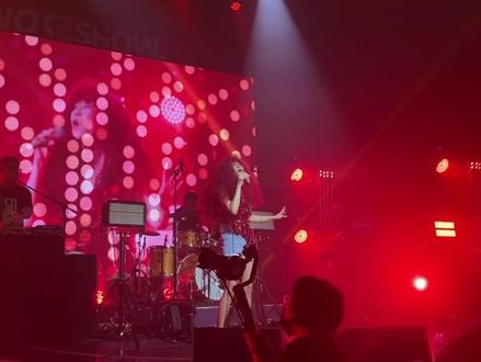 所有人请求再来一首时,蔷姐给大家带来了 一阵恼人的秋风,要不是有铁架拦着和安保堵着,我们可能会蹦到台前#张蔷 #非常规巡航#livehouse #音乐现场