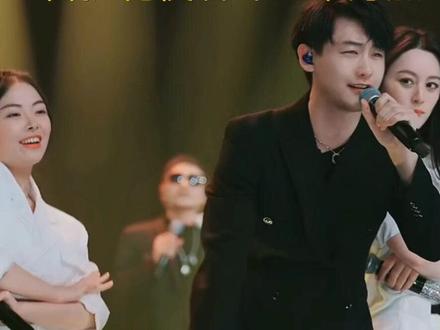 老板安排上八豚,艾昊组合,一首护花使者冲上十万加。祝莫妮卡两周年庆圆满成功 。@🌈唐艺(今日休息) @🌈莫妮卡(3月18号晚六点半两周年庆) #🌈唐艺 #🌈小艾 #🌈豚豚 #🌈八同 #🌈杨昊