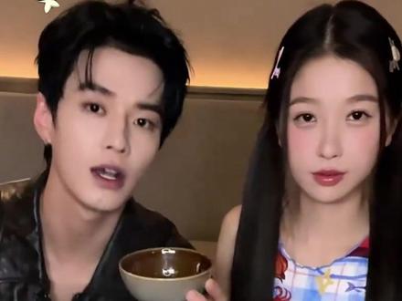 还是太有节目了这俩人 #虞书欣 #何与 #双轨 #娱乐评论大赏 @DOU+小助手