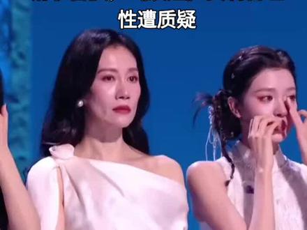 张艺上含泪离场,温峥嵘挺身请求替换,《浪姐》赛制合理性遭质疑 浪姐三公直播中途宣布淘汰,张艺上含泪离场,队友温峥嵘现场请求替换被拒,赛制合理性引发争议。
在5月24日直播的《乘风2026》第三次公演中,根据赛制,总分排名垫底的萧蔷团内“个人乘风值”最低的成员张艺上被当场宣布淘汰,并需立即离开舞台。这一发生在直播中途、后续团队尚未表演的淘汰环节,被部分观众批评为“缺乏尊重”和“羞辱性赛制”。淘汰结果宣布时,张艺上含泪以“墙边小花”自喻,坦言“不是只有强者才能为团队争取”。
事件的高潮出现在队友温峥嵘的现场干预。她抢过话筒,向节目组请求:“可不可以我走?舞台应留给更年轻、更有可能性的姐妹。”她解释自己“再努力也不尽人意”,而张艺上进步显著、潜力更大。张艺上当即澄清二人关系并非网络传言的有剧本,并透露两人早在一公时就约定“若一方淘汰,另一方必站出来承担”。然而,主持人谢娜以“赛制不允许替换”为由婉拒了温峥嵘的请求。#张艺