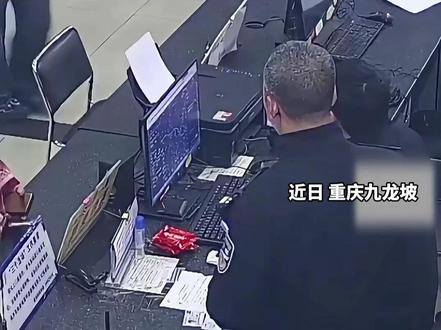 狗主人和走丢的爱犬在派出所“团聚