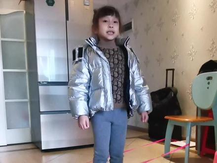 自己才学两天就要教学其他小朋友了,还临时组织了一段语言😂#跳皮筋 #儿时记忆