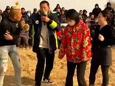 牛二摔跤@牛二(朋友圈) @黄毛@十二#演出现场视频分享给大家 。