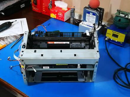 惠普126a一体机拆解激光器清洁棱镜以及调整深浅的步骤