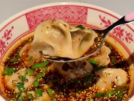 西安特有酸汤饺子❗️饺子的仙品级吃法 只有西安本地才能吃到的美味酸汤水饺
只需要几分钟调一个汤底就能让饺子的美味程度上一个新台阶
特意向朋友请教了西安一家二十年老店的做法
今天把一些小秘诀和煮饺子的速成法分享给大家
一起来试试吧~
#西安美食 #酸汤饺子 @DOU+小助手 @DOU+上热门