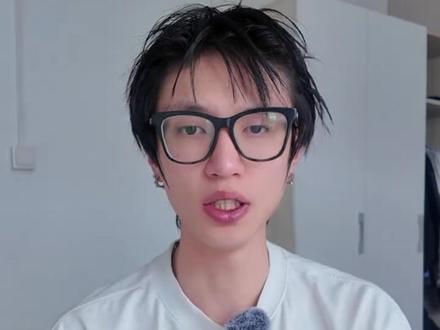 一天了解一个潮流品牌之"VETEMENTS"
Demna是如何收割有钱人的钱包的?
#VTM #巴黎世家 #Demna #审美积累 #穿搭分享
