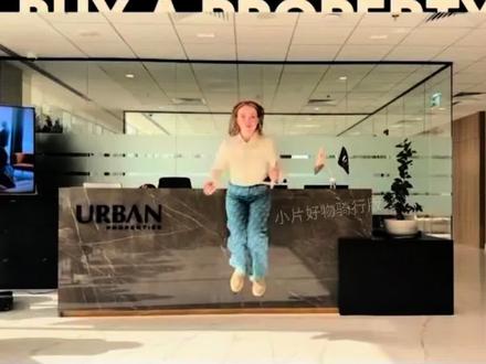 最近欧美圈爆火的往下跳画面往下移动怎么剪辑,把屏幕踩下去剪辑教程来了,无论是运动strava数据转场还是商家拍宣传,都是不错的爆款开头,踩脚转场怎么拍教程 #把屏幕踩下去 #转场 #爆款开头 #strava #剪映教程