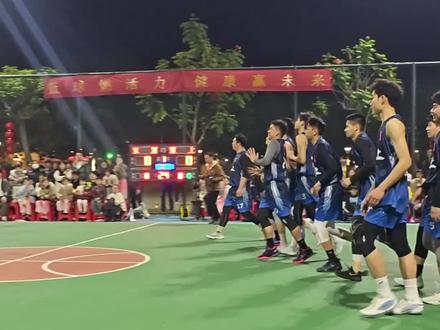 #澄海区篮球联赛 #莲上镇篮球队 #金成峰杯
东里镇VS莲上镇
莲上队胜,进入四强
现场火爆,激情四射。