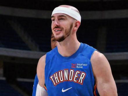 #卡鲁索 上演真鞋防!#亚历山大 狂砍40分,率领#雷霆战胜魔术 ,继续巩固联盟第一宝座!#雷霆队#卡鲁索用鞋盖帽被吹技术犯规