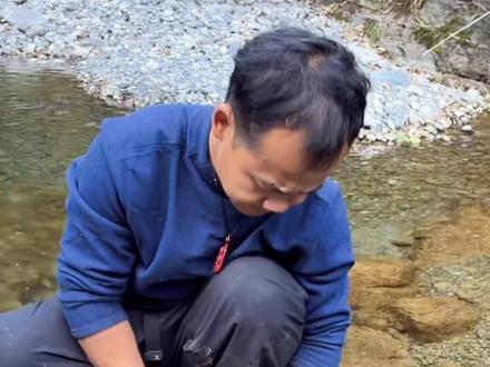 苗王做上小吃了#回归自然 #野外生存 #大山里的味道