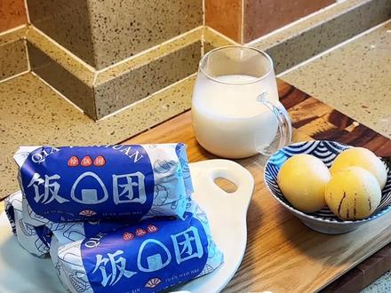 国宴豆浆、紫米饭团,街边巷子早餐的味道。#早餐