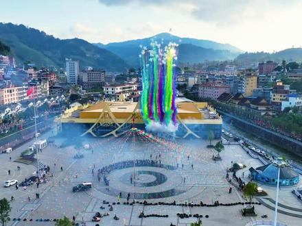 2026年金平县花山节立花杆仪式完整版,苗族兄弟姐妹齐心协力将花杆从山上扛到广场中心,那壮观场面好似“蚂蚁搬山”,一杆扛起,万众同心。2026年,邀请各民族同胞一起共庆花山节!#金平花山节#金平#苗族#花山节