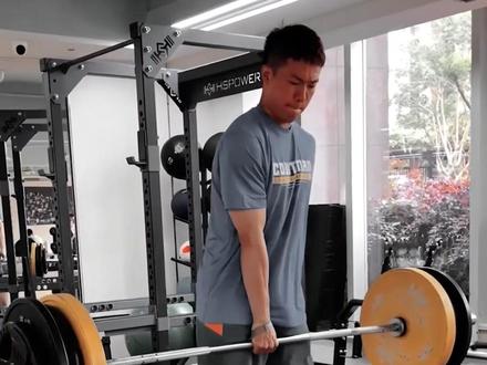 锅锅首次挑战120kg硬拉!赖总居然能单手拉起来?@野球帝 #野球帝Courtman #伊刻活泉火山天然矿泉水