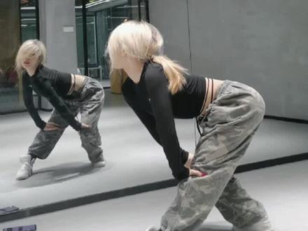 #基本功 #爵士舞基础 #跟练系列 #语音讲解 #甩头 #小白入门 @DOU+小助手 @抖音小助手 有点长,但是希望大家一起好好从量变到质变哦💪💪