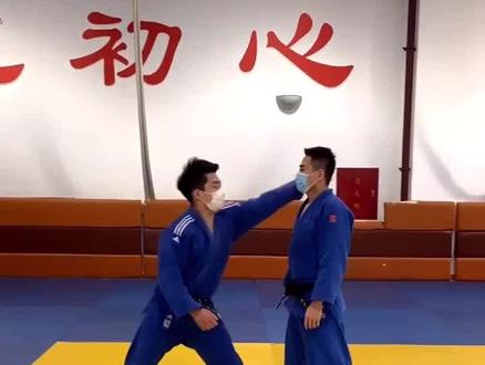 摔不倒他也不用怕,咱们还有地面技!