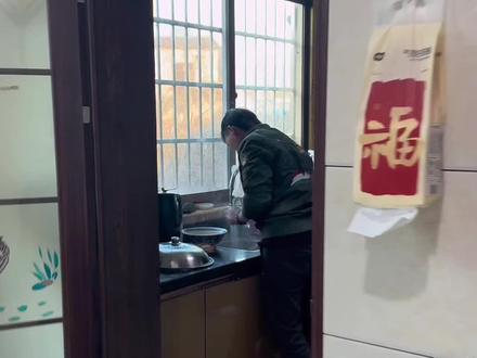 大年初二,外甥和外甥女来拜年,儿子和外甥主厨,他爹打下手,一家人热热闹闹的真开心#儿子 #阳光男孩 #一家人在一起就是幸福 #相亲相爱一家 #赛赛阿宝妈