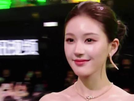 赵露思压轴星光大赏封神场面,舞台首秀全开麦惊艳全场明星,舞台动图迅速登上网络热搜,唱的歌太甜啦#赵露思 #星光大赏