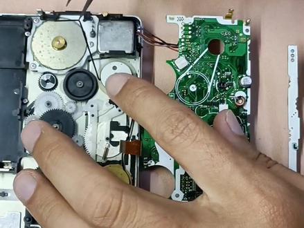 爱华JXM2000拆解保养,粉丝寄来维修的爱华磁带随身听。认真对待每一次维修,让更多的随身听焕发青春,回忆磁带随身听的美好时光。青岛随身听维修中心 #工匠手艺 #怀旧 #录音机 #磁带版经典老歌