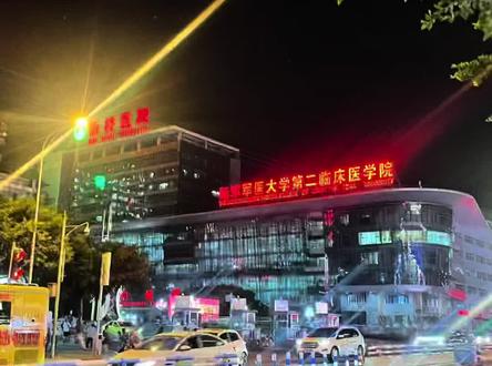 这次果果外婆和果果爷爷在重庆新桥医院看病、住院都体验了部队医院的“军属待遇”。
军人的直系亲属(包括配偶、子女、父母、岳父母、祖父母/外祖父母)看病可以优先挂号、优先看诊、缴费优惠等政策,门诊有优惠,住院的费用医保政策自费部分也会减免50%。
军人的配偶和未成年子女的缴费优惠更大。
只需要带上身份证和医保卡,家属信息都是录入了部队系统的,在医院扫身份证都可以识别出是军属。
未成年子女和随军未就业的配偶可以把军人保障卡办了,会更方便。
#医院随拍 #看病就医 #陪诊