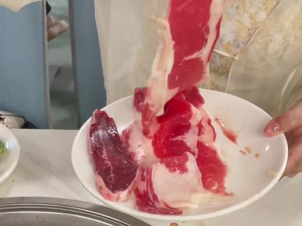 打卡朝阳门内莎拉拉自助烤肉,吃了2斤牛肉,喝了4瓶饮料。一个字总结就是 值了😂!#抖音美食推荐官 #跟着抖音来探店 #美食探店 #烤肉 #舌尖上的美食 #清真美食 #美食