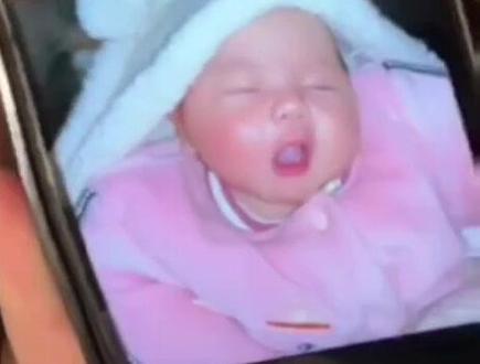 0625瑶一瑶直播录屏
丽萍公开女明星幼年时期珍贵影像 最后瑶瑶突然出现 不久被封下播#瑶一瑶小肉包 #这是我的crush可以看看大家的吗 #被你萌化了 #阔爱炸了 #甜妹