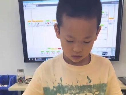 ev3二阶《地铁检票机》
重点知识:
1.超声波传感器与颜色传感器的搭配使用。
2.齿轮的传动,轮胎的摩擦带动。 3.颜色传感器结构的理解,小灯光识别颜色。4.多情况程序的编写,注意默认情况。唐雨农同学进步还是挺大的,但是有时候专注力不够,搭建作品有时候不够仔细。现在对于齿轮一级减速也能够熟练搭建了,在编程环节,运用了两个不同传感器的程序编写,也编写得比较好,课后分享环节整体表现不错,知识点都能够基本分享出来,下节课继续努力,加油