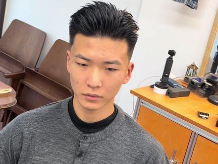 粗硬发质如何留 崔晋哥 “三七侧背”? 粗硬发质的第一点就是长度和 整个轮廓的控制 最好可以烫一下好打理 日常也可以 #酸黄瓜爱理发 #崔晋发型 #根据脸型设计发型 #青岛男士发型设计