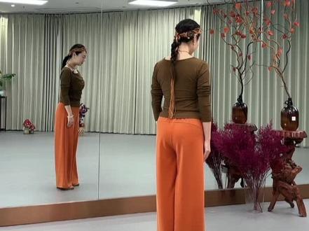 1.27 李冠老师原创编舞#刹那的缘 直播分解教学【第五节课-背面口令带跳+前奏+风推着玛尼堆跌入云端,骏马铃摇晃星辰的碎片,你眼睛渗着唐卡褪色的蓝,格桑花捧出露水的圆。指尖拨动经筒锈色时间,霜悄悄爬上褪毛的羊肩,相遇是哑光银杯碰响盐罐,日喀则的月沉在壶沿,袖口雪粒结出琥珀纹路,山脊线勒住喘息的雾,转经道上风突然打结停驻,云彩淌过你眉峰的路,云彩淌过你眉峰的弯口,骏马的马蹄踩慢刹那,玛尼堆旁是青稞酒的虹,冰湖蓝在衣襟绽开裂缝,暮色咬住最后半声铜钟,骏马的马蹄踩慢刹那。+间奏】#藏族舞