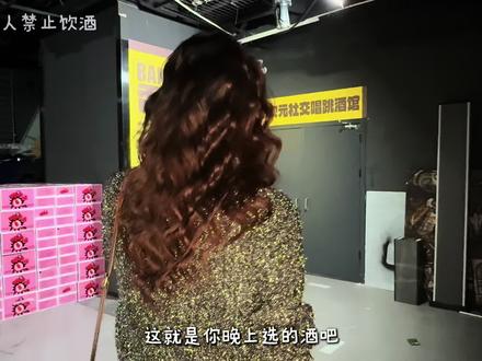 1块钱玩酒吧的活动好久没刷到了… 大十字新开的香蕉拿拿!!#香蕉拿拿酒馆贵阳店 #香蕉拿拿酒馆 #香蕉拿拿 #贵阳酒吧 #贵阳夜生活