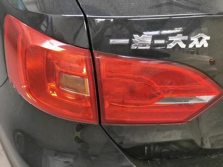 这种车想换灯泡就必须拆灯,学会这个方法,又让你省了不少工时费