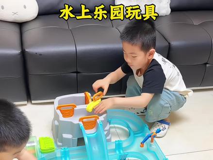 现在的小朋友真的太幸福了,在家里就可以体验玩水的快乐,既可以钓鱼还能放小船,不仅可以是在家玩,还能搬到小区楼下或者沙滩上玩,就这礼物真的没有哪个小朋友收到会不迷糊#六一儿童节礼物 #水上乐园#儿童玩具#夏天必备
