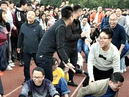 拔河比赛决赛,哨声响起三秒不到,绳子被 硬生生拉断了,这实力没得说啊。😃😃#记录校园生活 #拔河比赛进行时