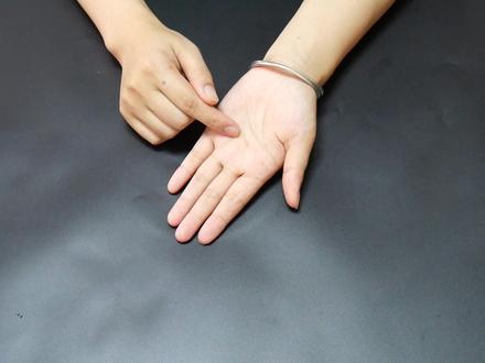 手上扎了木刺不要用针挑,教你两招,木刺自己钻出来