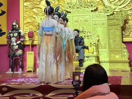 #传统服饰文化 这个“昏君套餐”不孬🥳👻68元坐一下,一个姑娘100元出场费(5分钟一段舞:共计468大洋💰)结束…