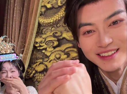 昏君二剧组女主叶轩彤大哥送都钊嘉年华后。。。 女主人美心善!#都钊 #叶轩彤 #嘉年华礼物 @都钊 @苹果味薯条