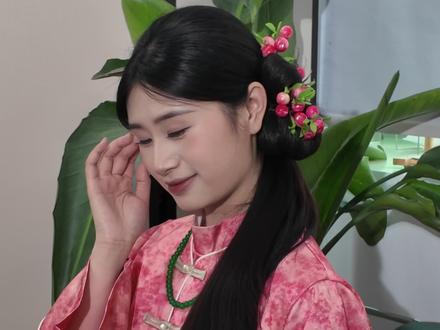 粉色新中式侧辫子发型教程
#惠州霖静化妆造型 #惠州新娘跟妆 #旗袍新中式 #新中式盘发 #中式造型