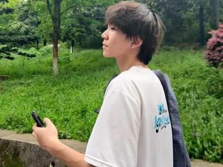 哥哥存在的意义就是为了接住你的眼泪和拥抱你