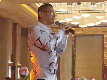 朋友儿子结婚,歌手饶天亮献歌。#中式婚礼现场