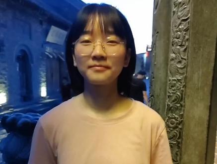 在燥热的夏天,对外经济贸易大学的录取通知书向邵雪艳飞来,为她开启未来的大门。三年的时光从她脑海闪过,定格在这个不一般的夏天里。#禹州一高 #校园 #高中 #愿所有的美好和期待都能如约而至