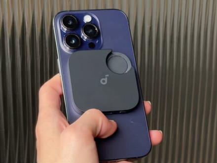 小爱开箱:安克 AI 录音豆 这款产品是安克创新与飞书联合推出的 AI 录音设备,采用 “磁吸纽扣” 形态,可通过领夹、挂坠等方式随身携带,搭载 2 个全指向性麦克风,有效收音半径达 5 米,配合智能降噪算法,在嘈杂环境也能清晰收音。续航方面,支持 8 小时连续录音,搭配充电舱综合续航可达 32 小时。机身仅设一个按键,操作简单,还带有自锁功能,通过触摸就能确认录音状态。