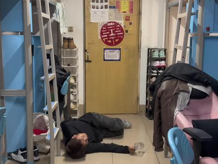 谁不靠谱一眼就能看出来 #假装晕倒看舍友反应